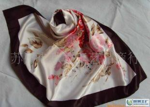 絲巾風(fēng)尚 仿緞大方巾的質(zhì)感美學(xué)與二手市場(chǎng)的綠色流轉(zhuǎn)